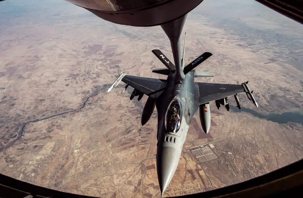 USAF F-16 Fighting Falcon refuels