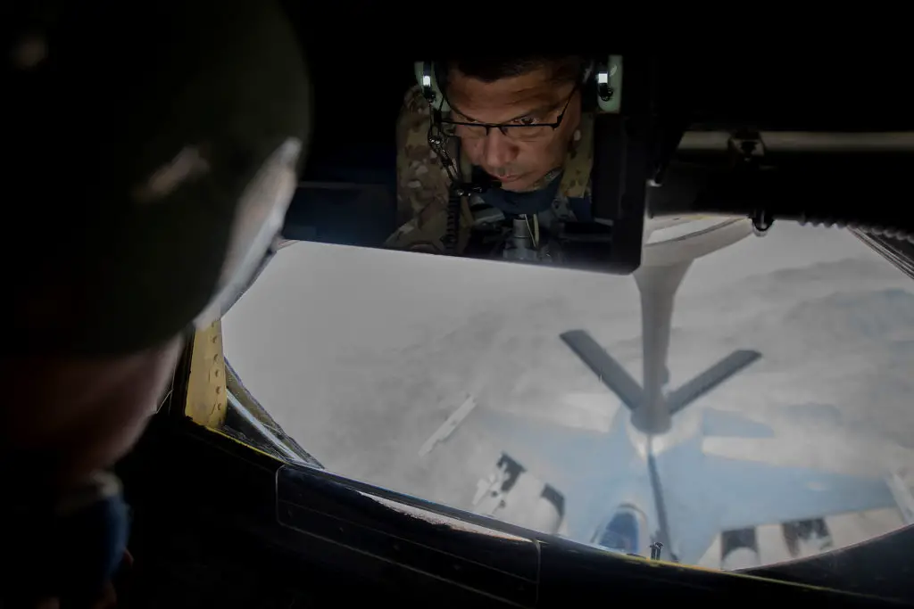 Boom operator refuels a USAF F-16 Fighting Falcon