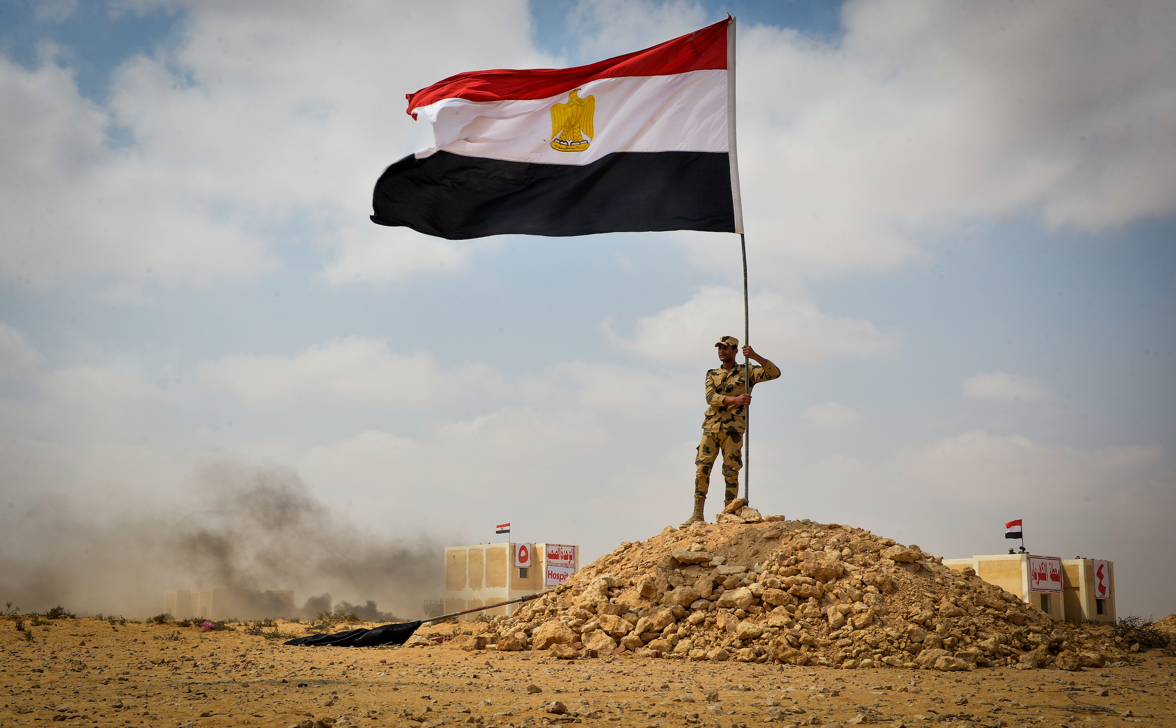 Egyptian soldier with the national flag