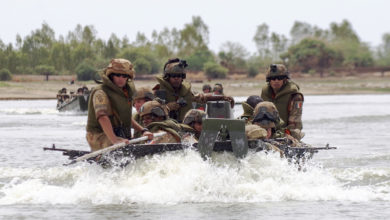 France desert troops take to boats in Mali