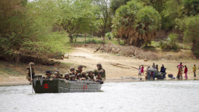 France desert troops take to boats in Mali