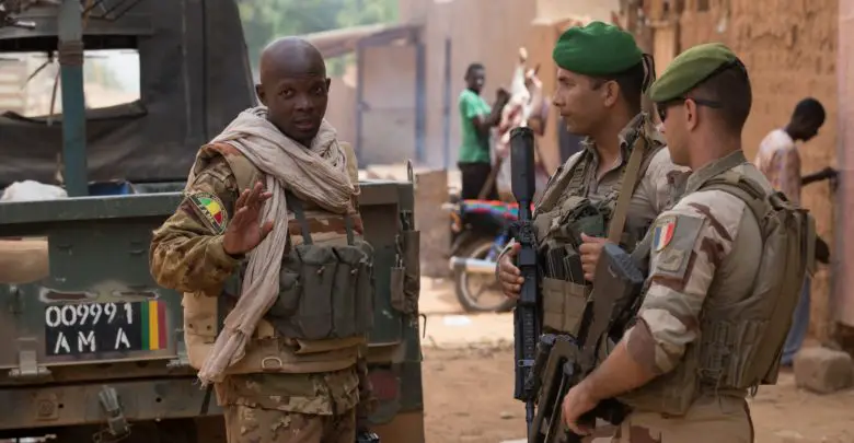 French and Malian troops patrol Menaka