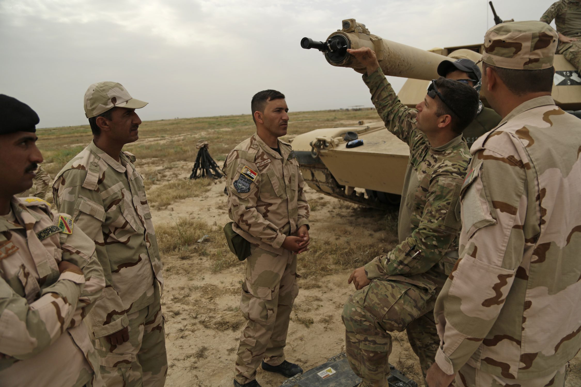 Iraqi soldiers train on M1 Abrams tanks