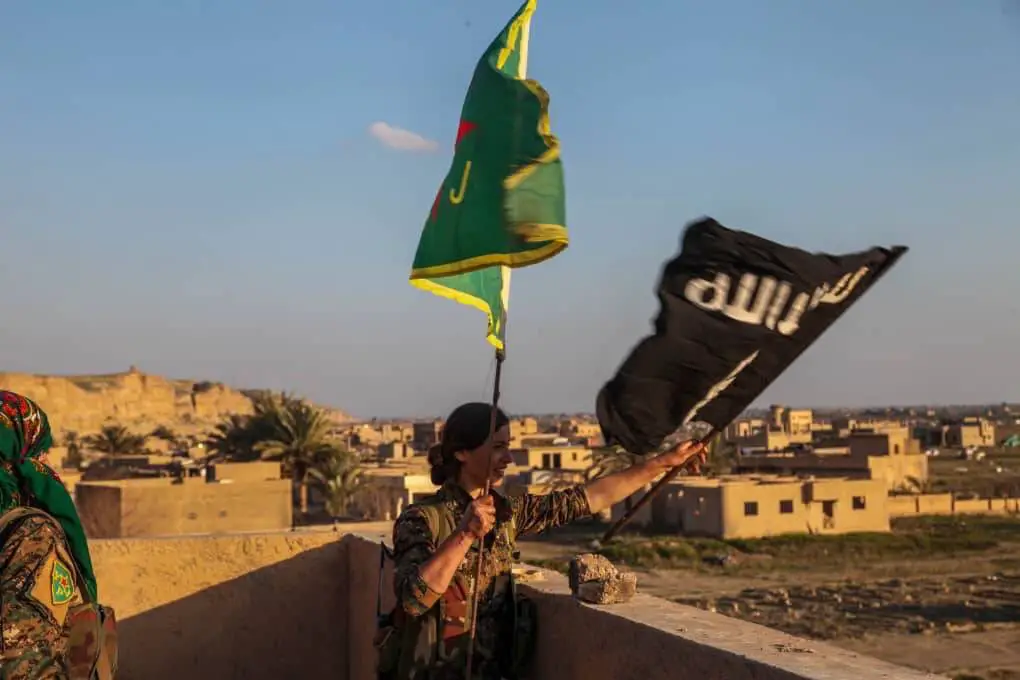 YPJ fighter replaces the ISIS flag