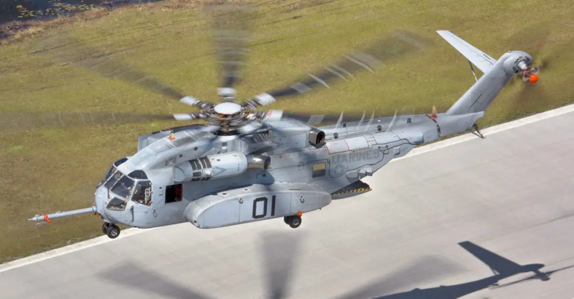 Sikorsky_CH-53K_King_Stallion_hovering_i