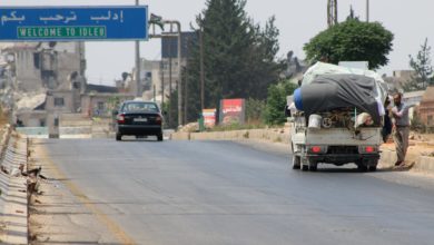 Displaced Syrians flee Khan Sheikhoun
