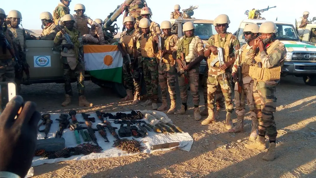 Niger troops display seized weapons