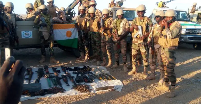 Niger troops display seized weapons