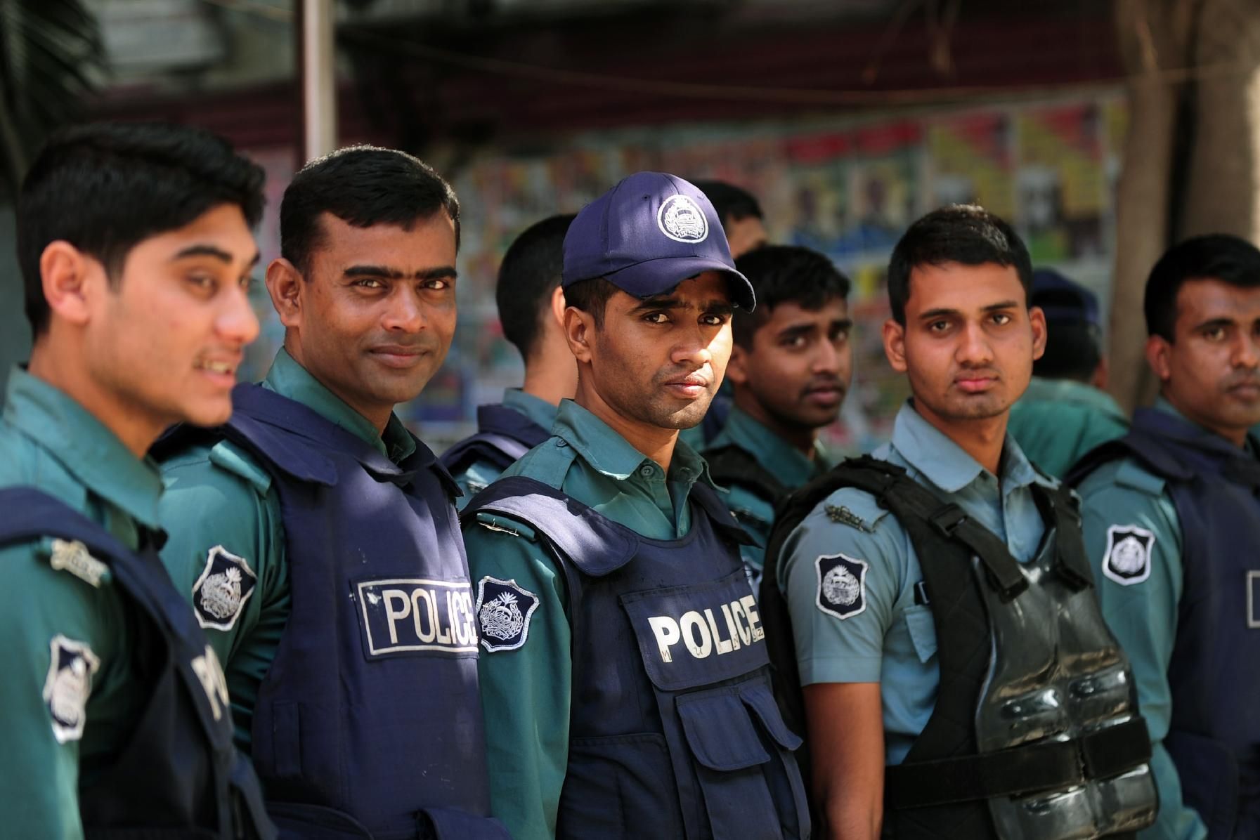 Bangladeshi police stand guard in Dhaka on January 1, 2014 (AFP Photo/Munir Uz Zaman
