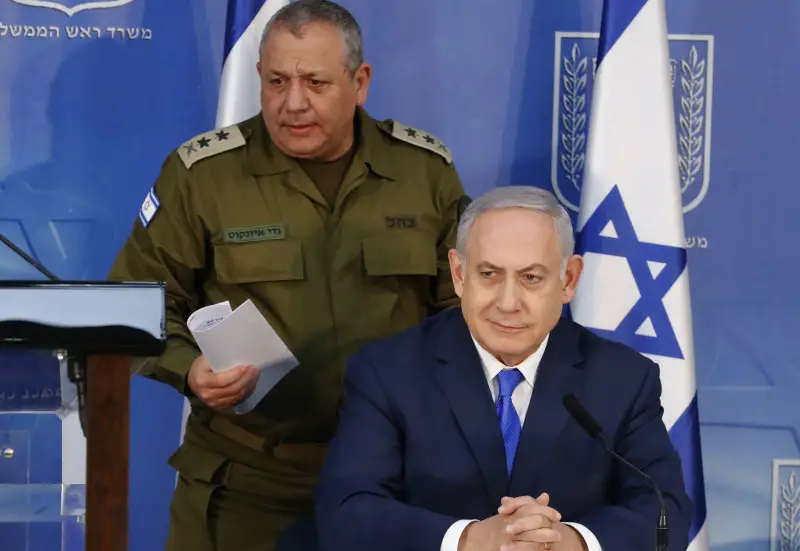 Israeli Prime Minister Benjamin Netanyahu and Israeli Chief of Staff Gadi Eizenkot (L) give a press conference in Tel Aviv, on December 4, 2018.