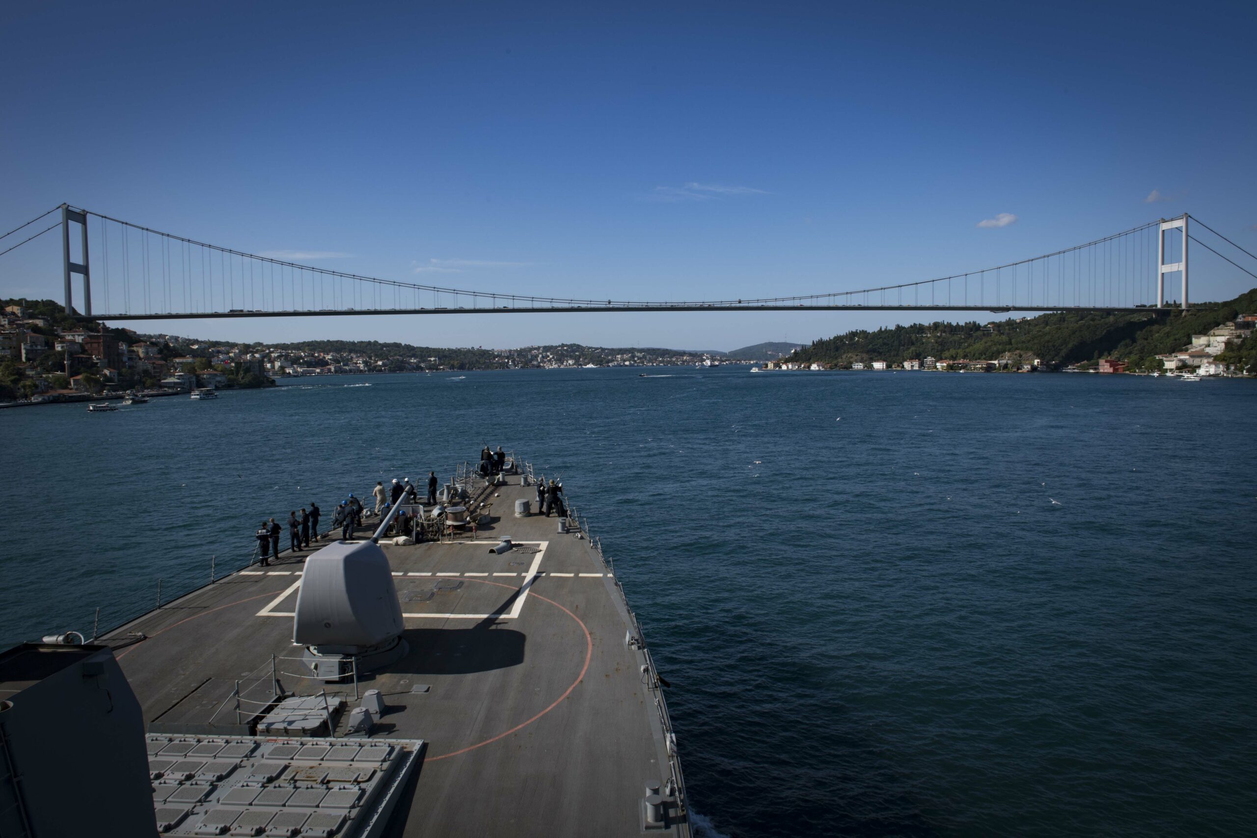 he Arleigh Burke-class guided-missile destroyer USS Carney (DDG 64) transits the Bosphorus Strait