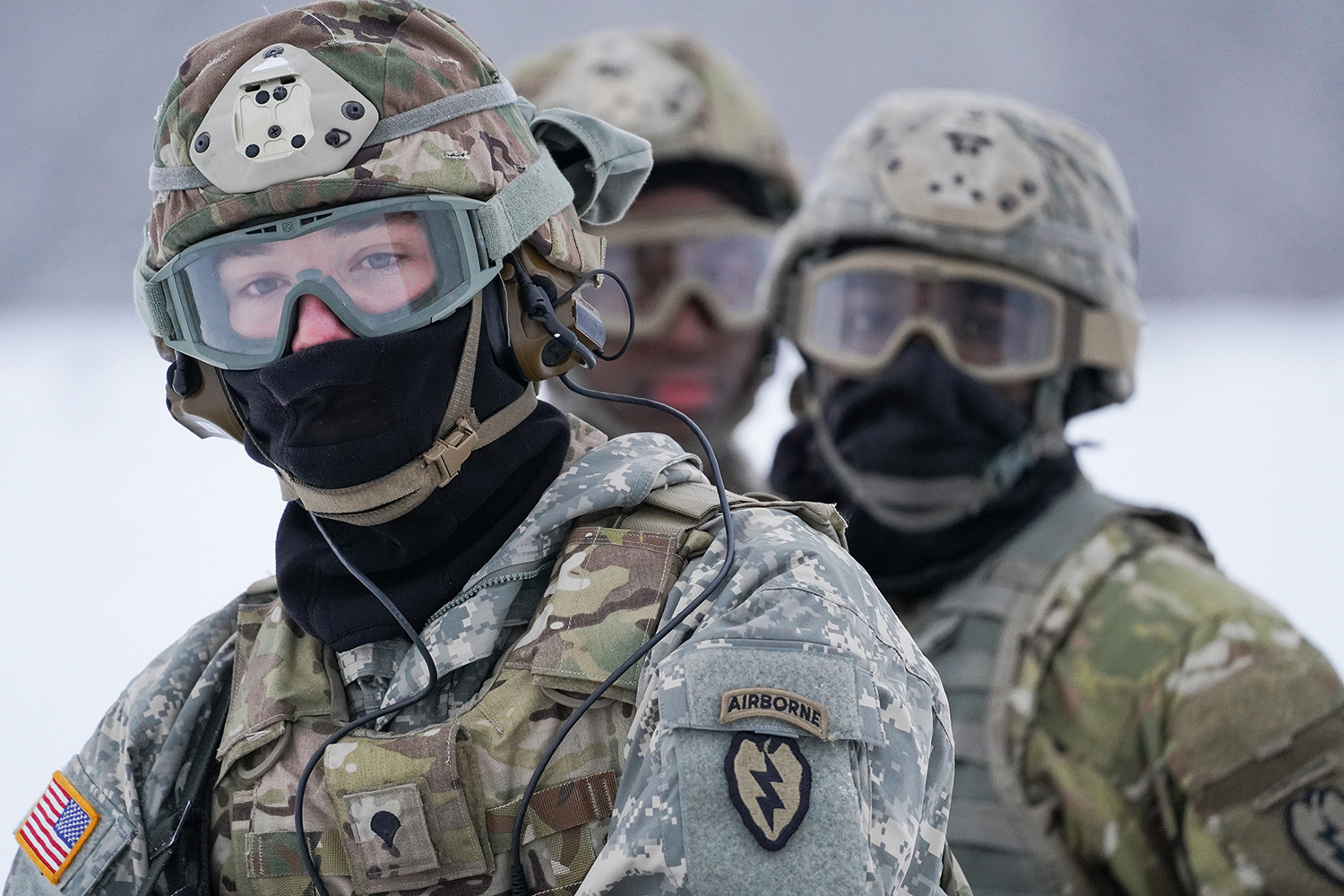 Spc. Eric Stidham assigned to Headquarters and Headquarters Company, 6th Brigade Engineer Battalion (Airborne), 4th Infantry Brigade Combat Team (Airborne), 25th Infantry Division, US Army Alaska, trains with fellow Soldiers and aviators from the Alaska Army National Guard at Neibhur Drop Zone, Nov. 26, 2019
