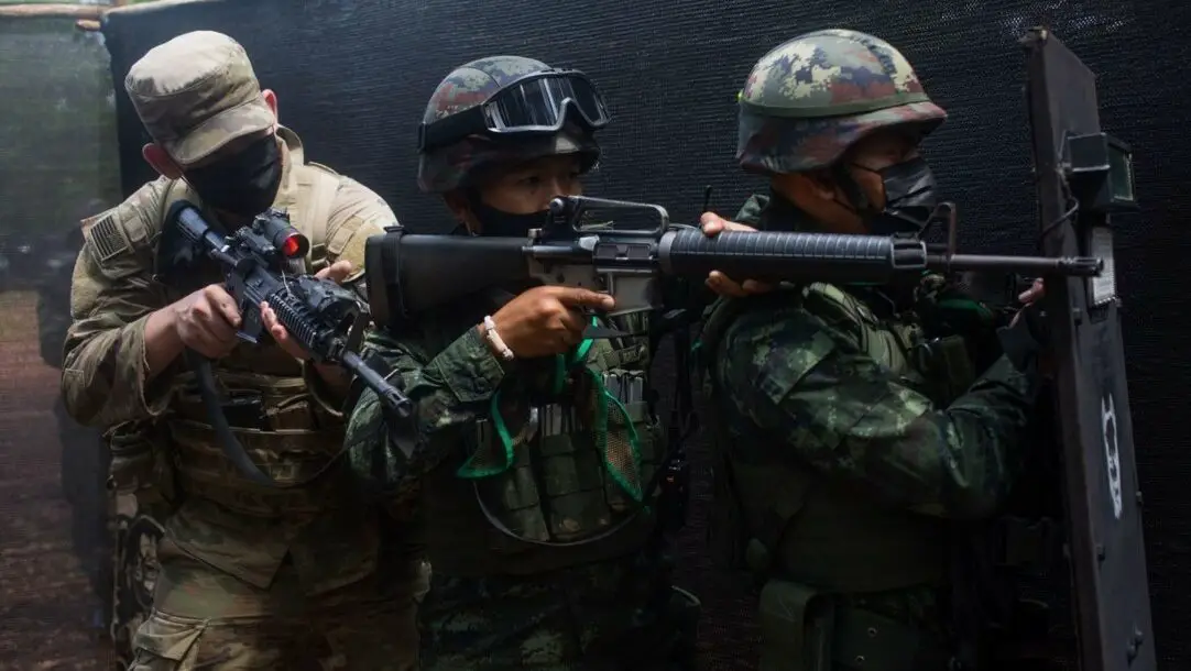 A US and Royal Thai Army soldiers practice clearing a room as part of Exercise Cobra Gold 21 in Thailand, Augustus 2021.