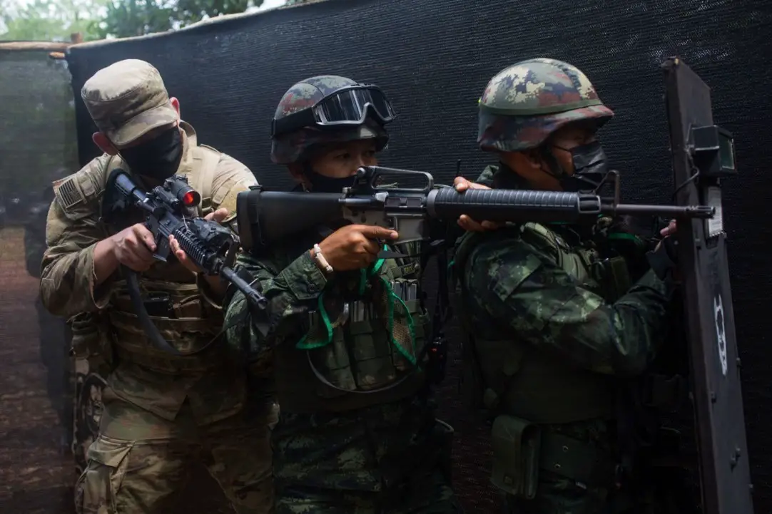 A US and Royal Thai Army soldiers practice clearing a room as part of Exercise Cobra Gold 21 in Thailand, Augustus 2021.