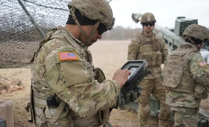 US soldier using GPS tech