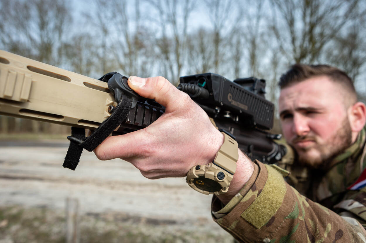 Dutch army trying the Smart Shooter.