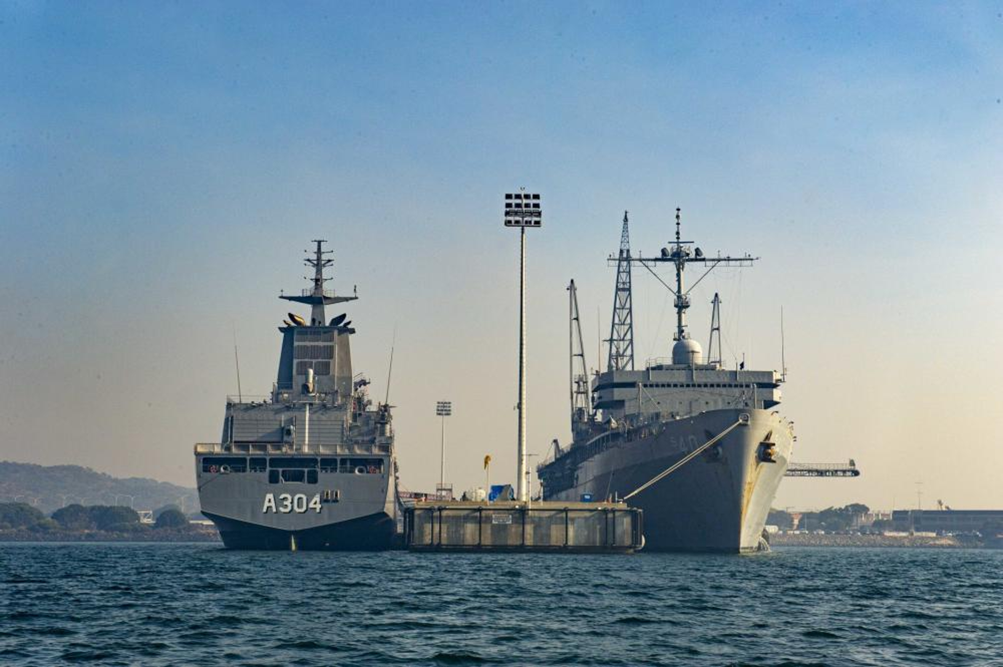 Royal Australian Navy Supply-class replenishment vessel HMAS Starwart with USS Frank Cable.