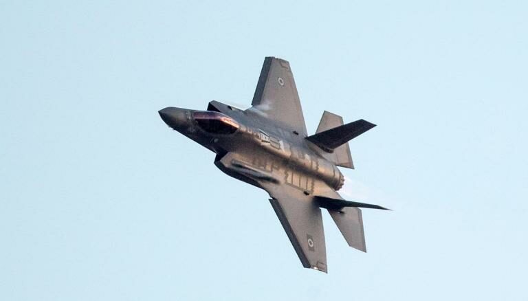 An Israeli F-35 fighter jet performs in an air show