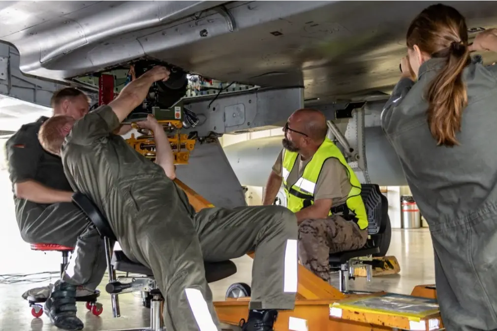 German and Spanish maintainers and technicians worked together to ensure jets were ready all the time. Photo by Guagliano / Bundeswehr.