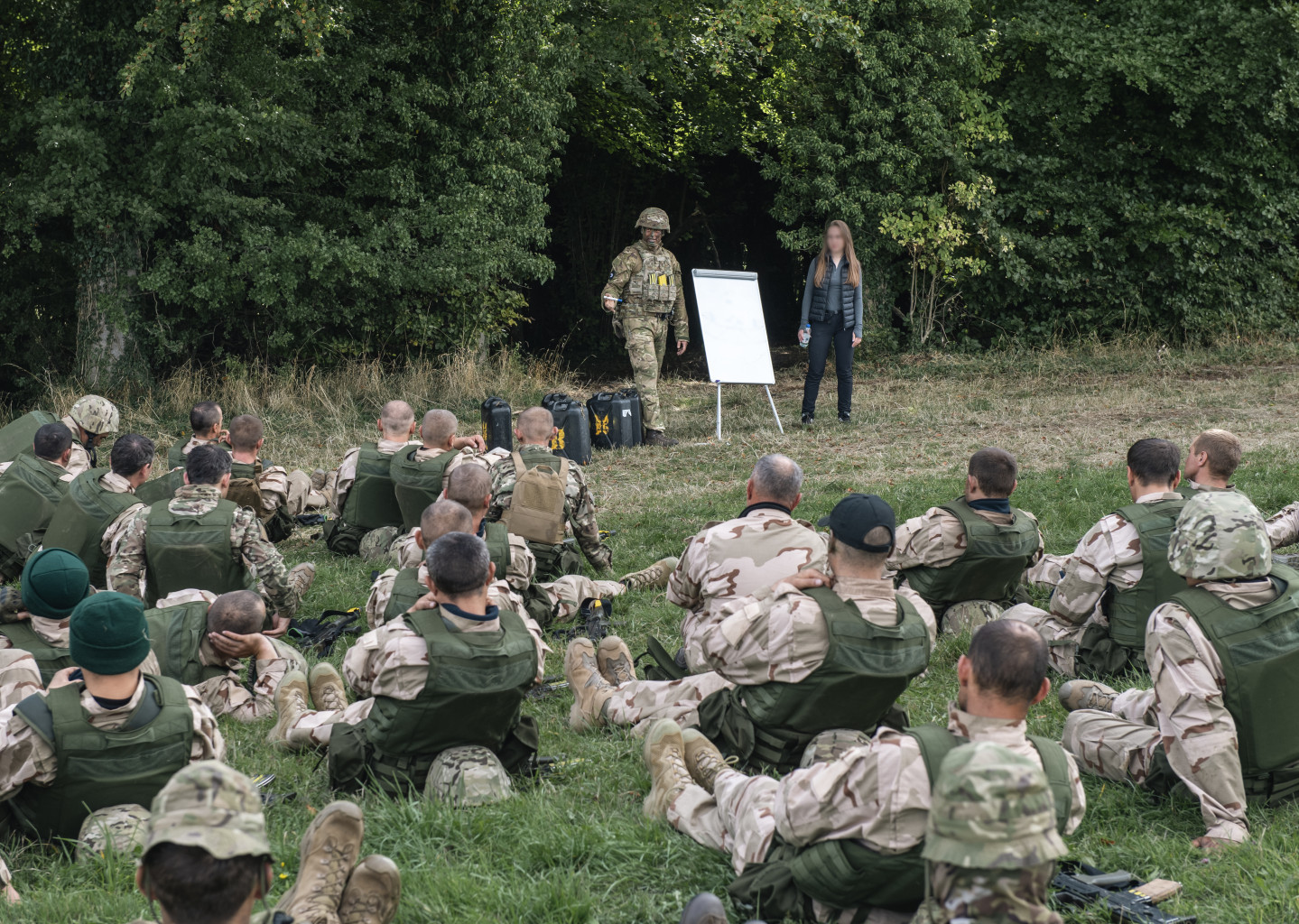 A New Zealand Army soldier presents to Ukrainian recruits in the UK
