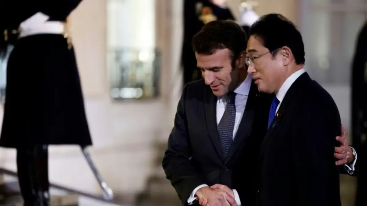 Japanese Prime Minister Fumio Kishida with French President Emmanuel Macron