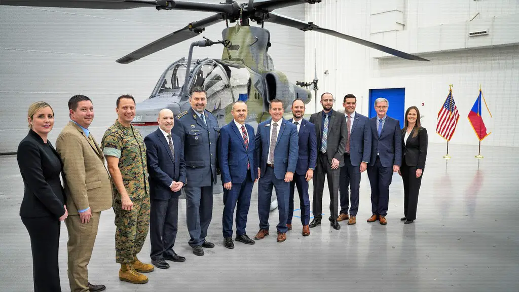 Česká republika obdržela svůj první lehký bitevní vrtulník H1 ze Spojených států