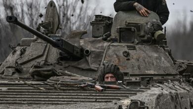 A Ukrainian BMP-2 tank moves towards the city of Bakhmut