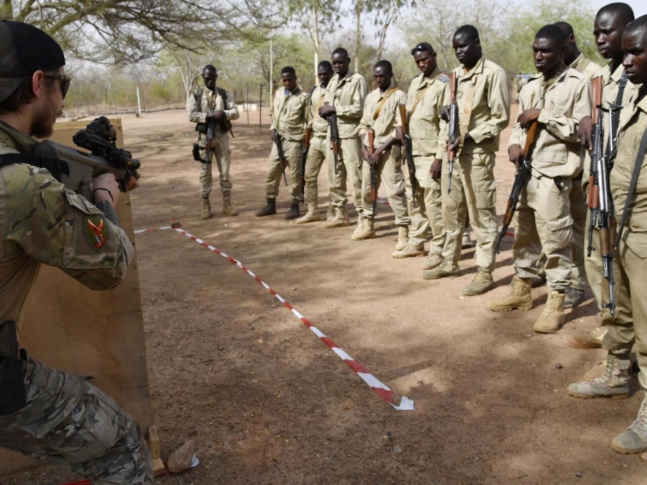 An Austrian army instructor works with Burkina Faso soldiers during training on April 13, 2018 at the KamboinsÈ general Bila Zagre militairy camp near Ouagadougo in Burkina Faso during a military anti-terrorism exercise