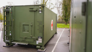 The protected-wounded transport container is based on the international ISO standard 20-foot container.