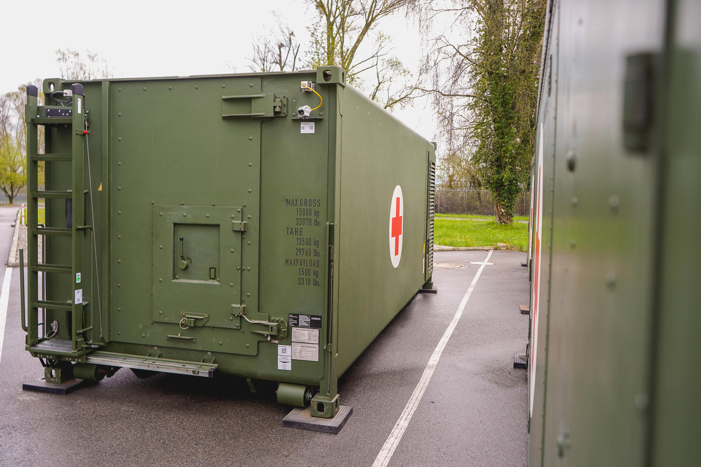 The protected-wounded transport container is based on the international ISO standard 20-foot container.