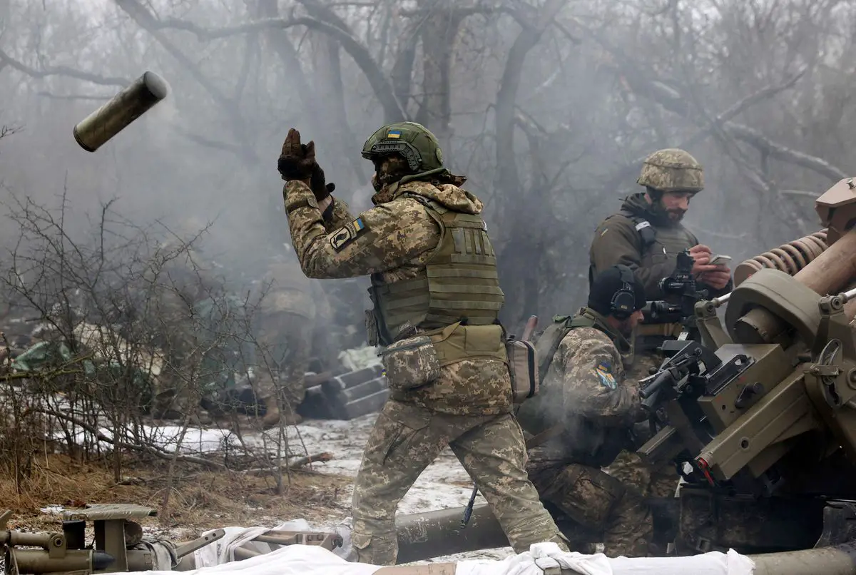 Ukrainian soldiers fire at Russian position