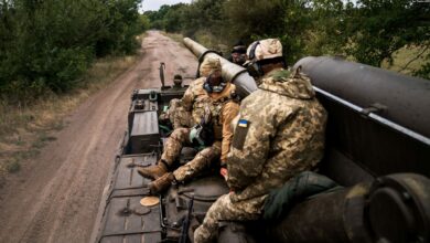 Ukrainian soldiers howitzer