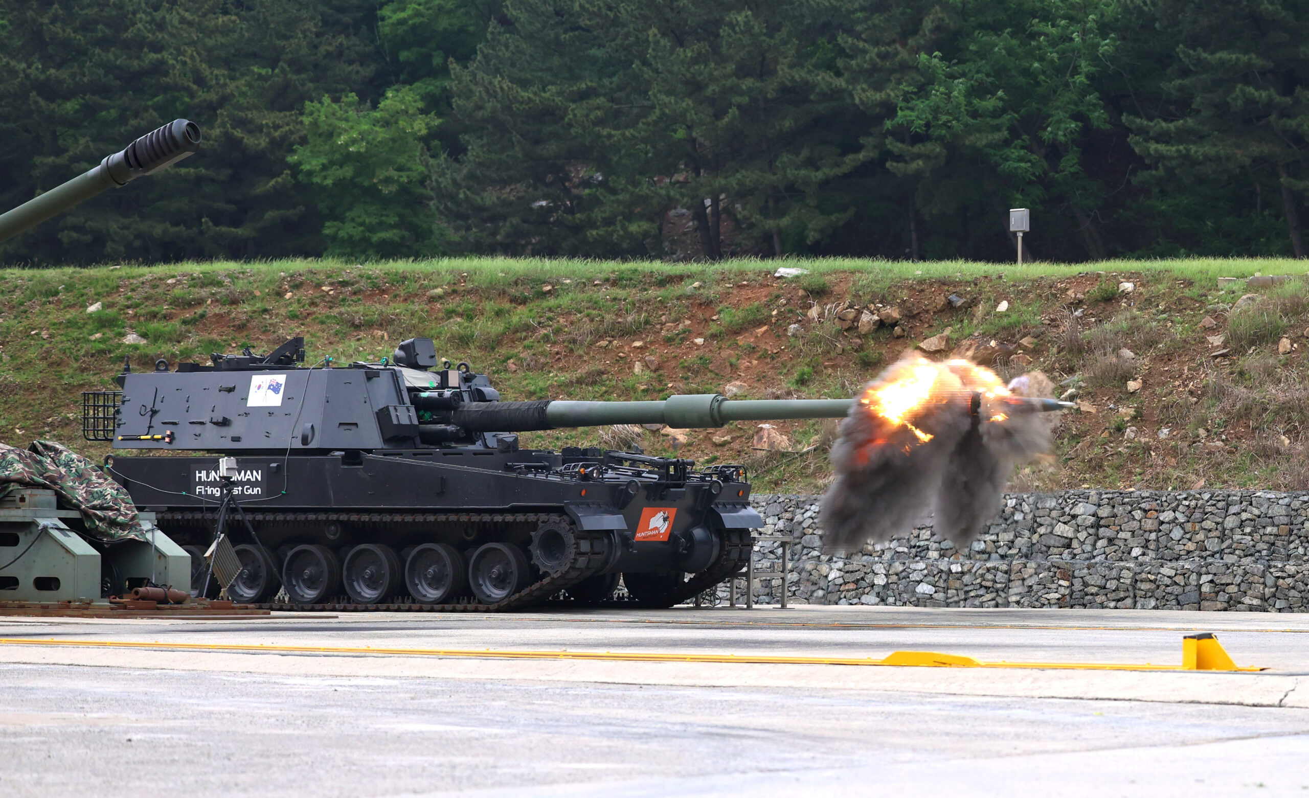 The South Korean K9 Thunder conducting test firing at a testing facility in South Korea.