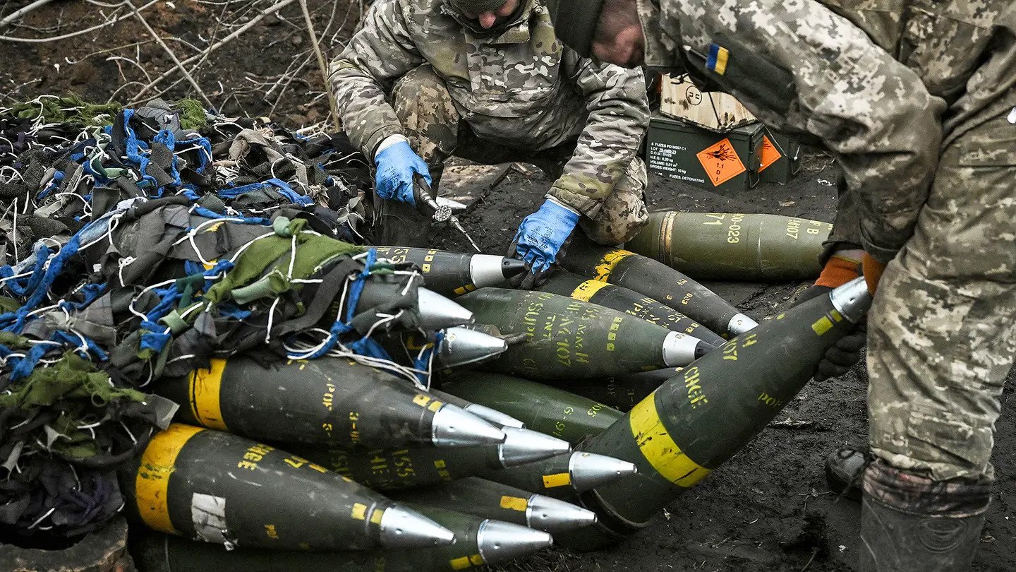 Ukraine soldiers with artillery shells