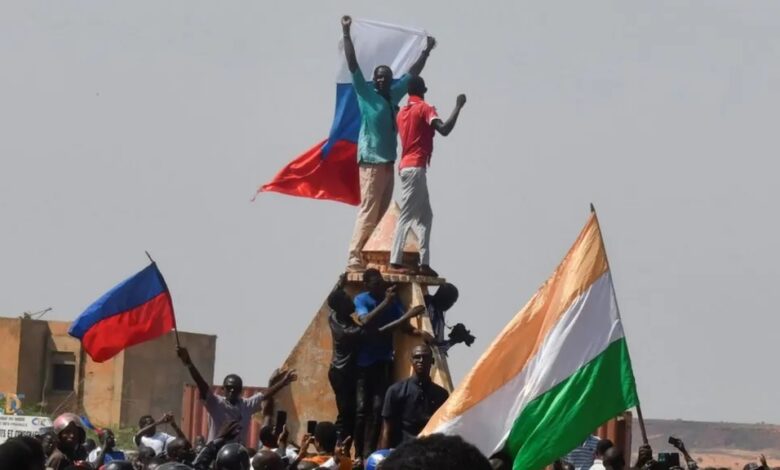 Nigerien and Russian flags